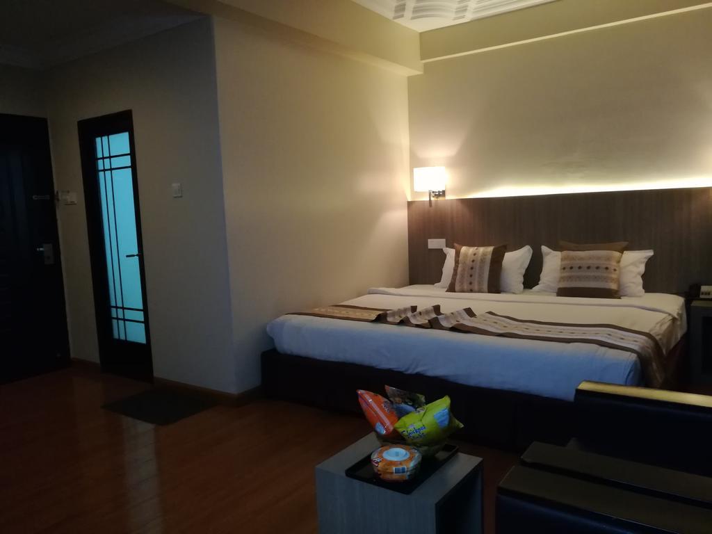 Golden Hill Hotel - Lashio Exterior foto